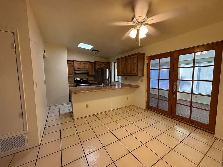 E 2nd Pl — Photo 23