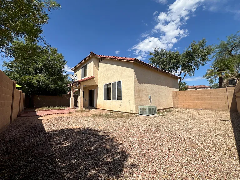 2114 N San Vincente Dr — Photo 11