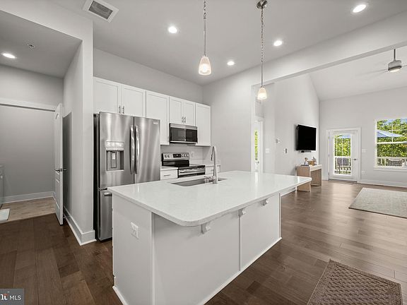 4th image of 2812 Town View Cir