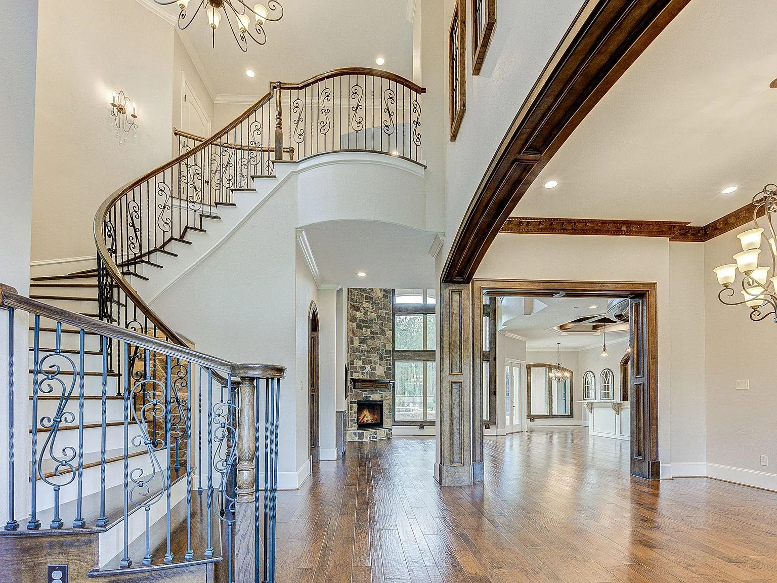 5 bed, 4.5 bath, 4720 sqft, $8,000 — Photo 3