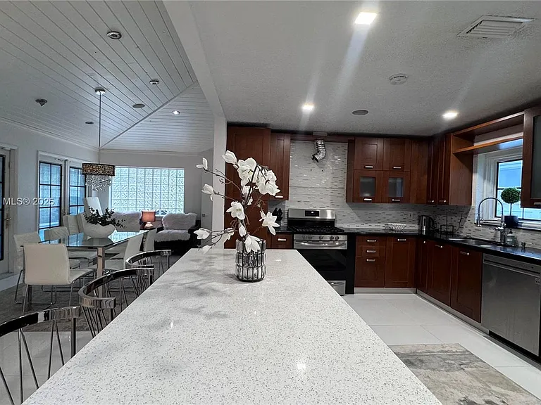 1332 Van Buren St — Photo 37