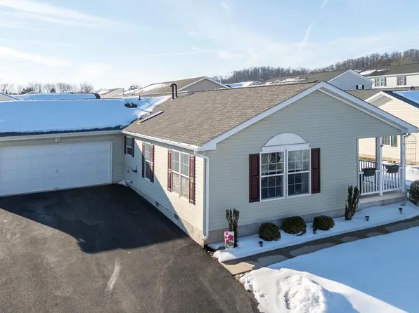 77 Random Rd, Douglassville, PA 19518