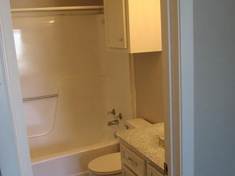 Kenwood Heights Apartments — Photo 10