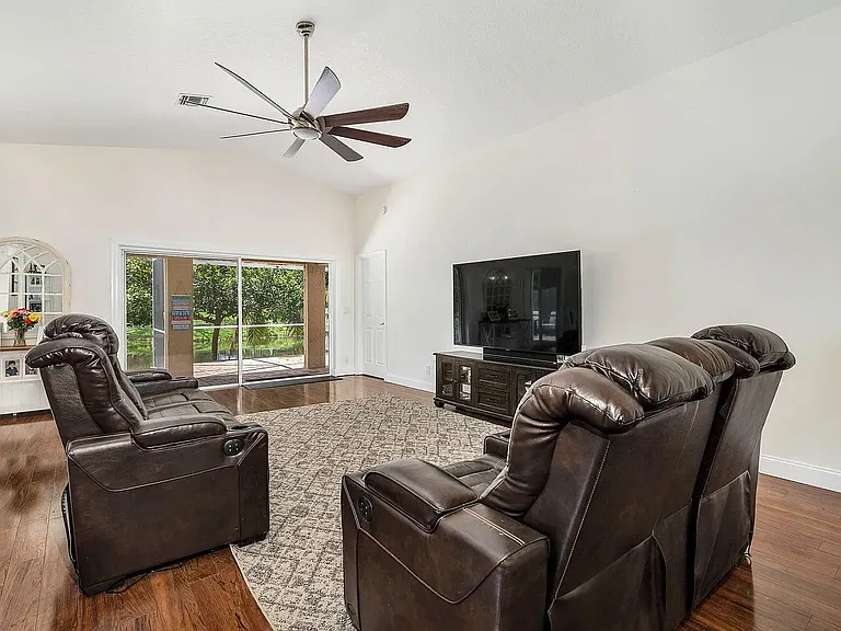 1304 Waterway Cove Dr — Photo 4