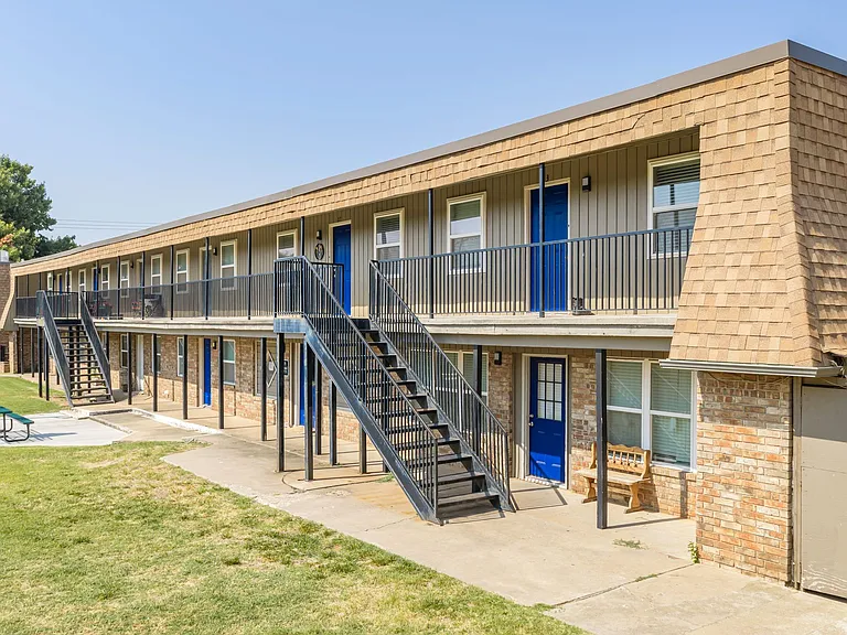 Yukon Heights Apartments — Photo 13