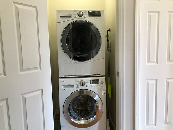 4th image of 98 Wayne St #8A