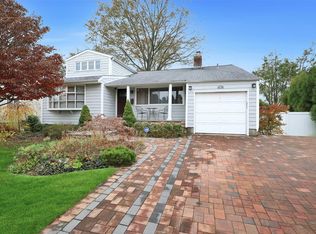 31 Elderberry Rd, Syosset, NY 11791