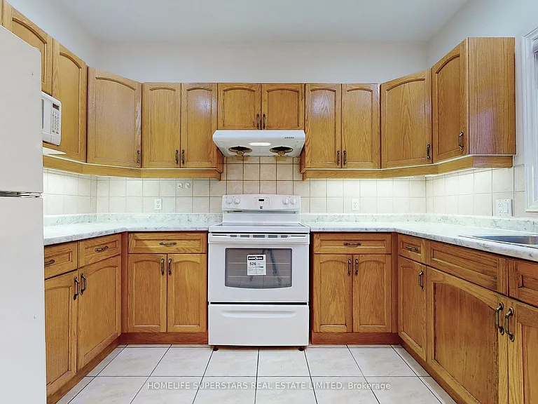 32 Holkham Ave — Photo 9