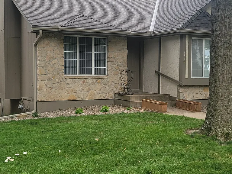 1320 NW Village Dr — Photo 1