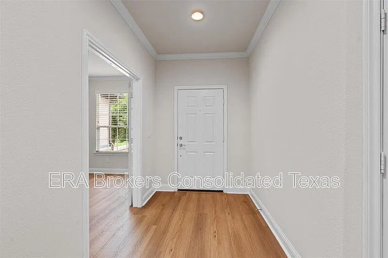 4 bed, 2.5 bath, 2853 sqft, $3,100 — Photo 2