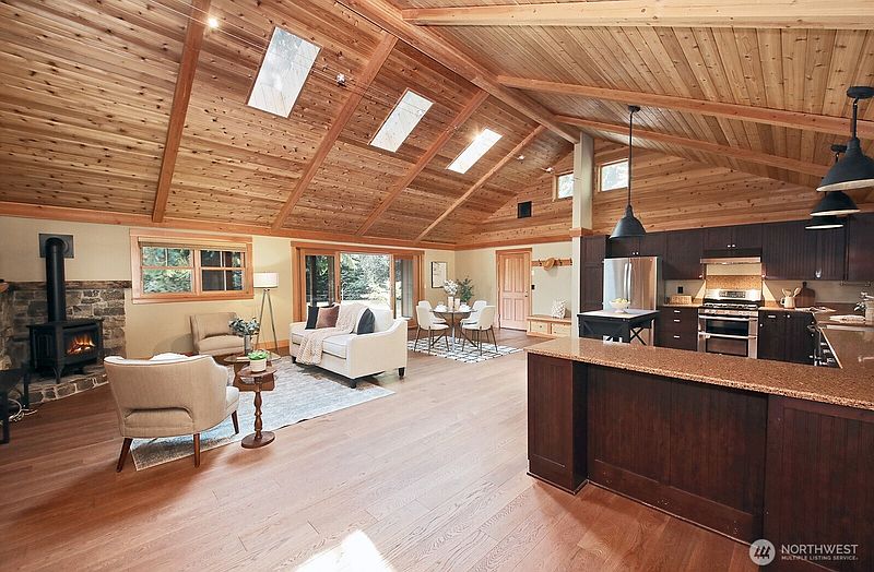 5th image of 1052 Woodside Lane