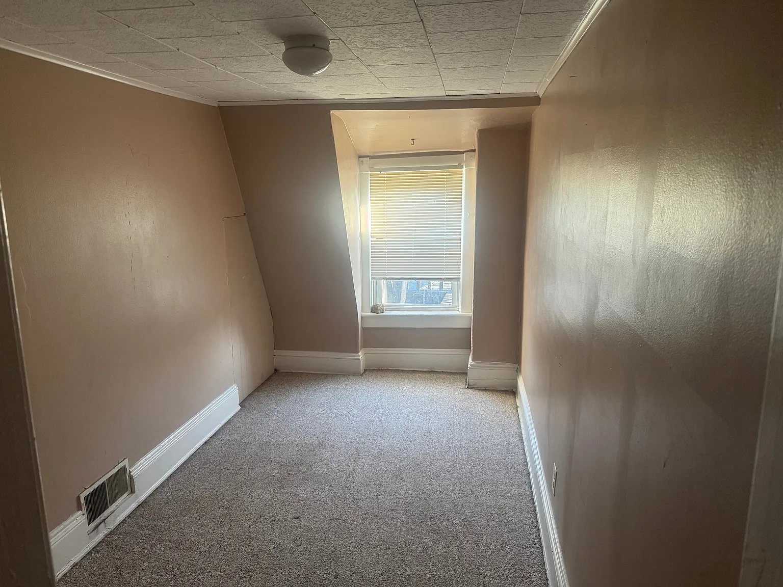 1 bed, 1250 sqft, $1,500 — Photo 3