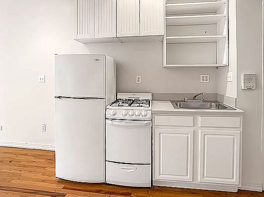 2nd image of 436 W 49th St APT 4RE