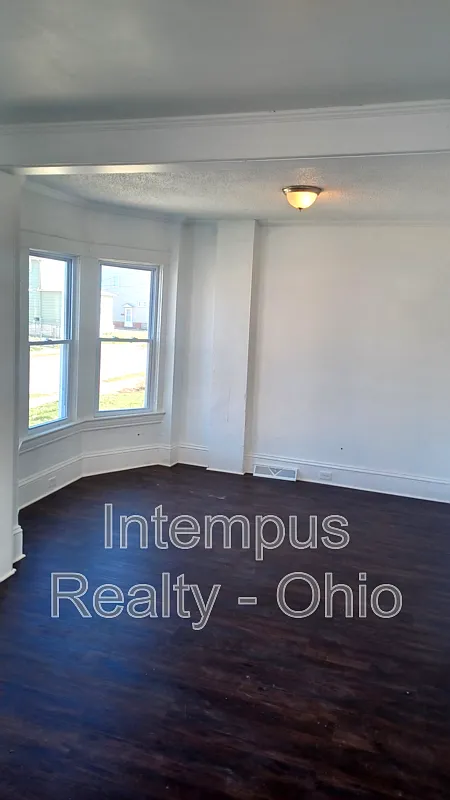 3 bed, 1.0 bath, 2149 sqft, $1,147 — Photo 3