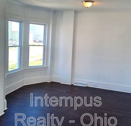 3rd image of 2070 W 105th St