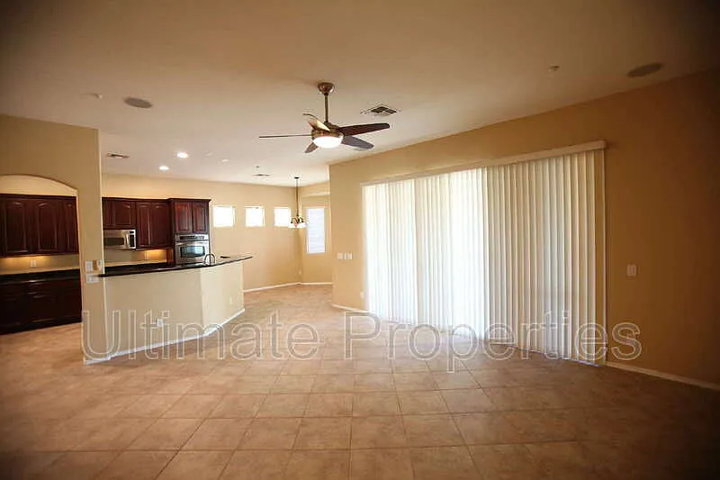 3 bed, 2.0 bath, 1942 sqft, $2,195 — Photo 3