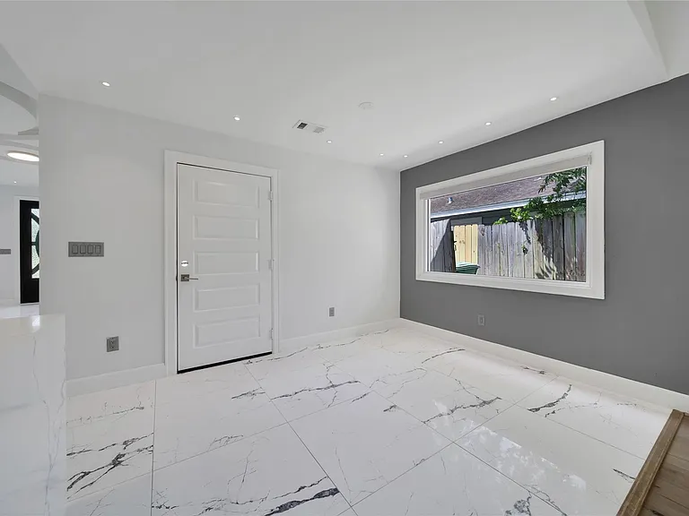 2206 Saxon Dr — Photo 14