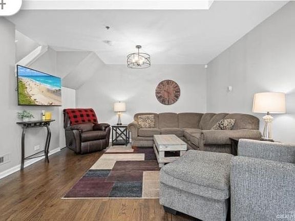4th image of 366 Newbury Ln