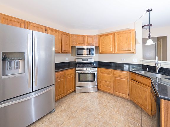 4th image of 299 Beaumont Ct