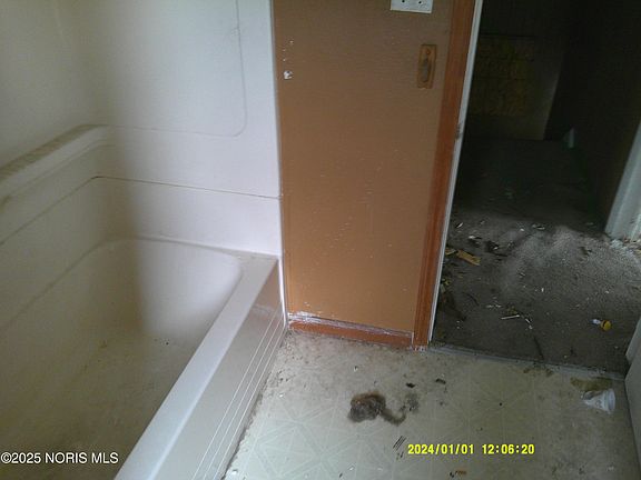 5th image of 230 Elgin Ave