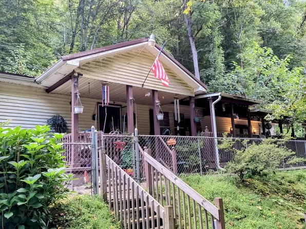 322 Slick Rock Rd, Delbarton, WV 25670