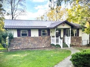 66 Raymond St, Oak Hill, WV 25901