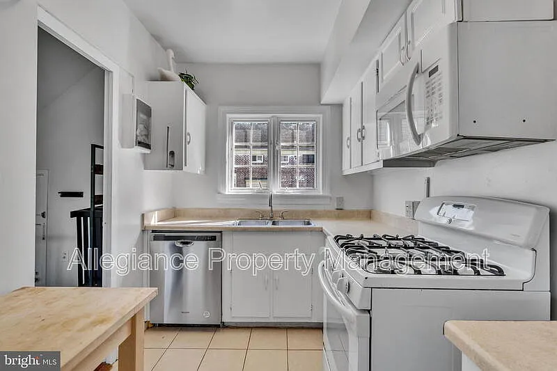 2 bed, 1.0 bath, 930 sqft, $2,550 — Photo 3