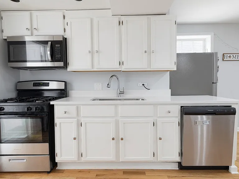 958 N Wolcott Ave #1R — Photo 5