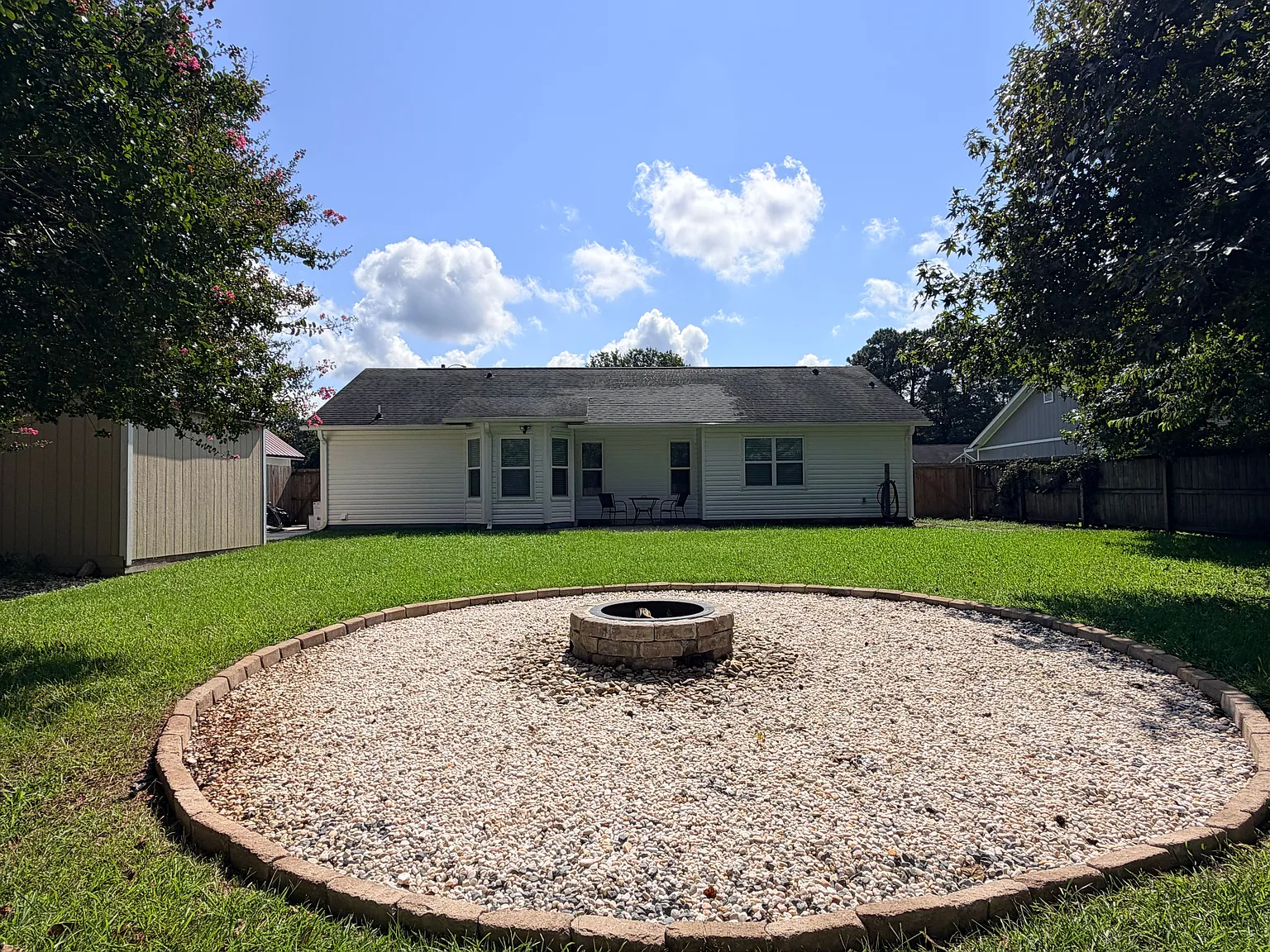 3 bed, 2.0 bath, 1042 sqft, $1,825 — Photo 3