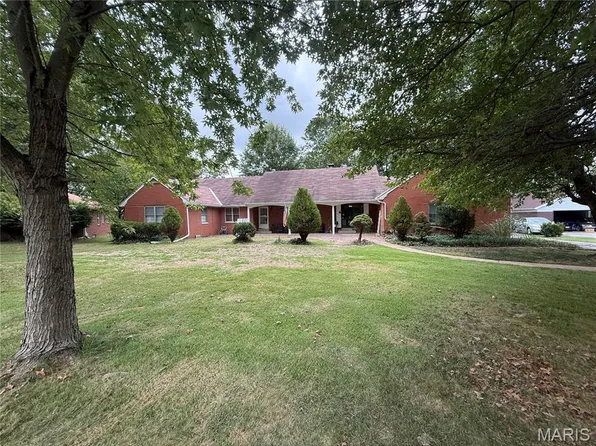 24 Weinel Dr, Fairview Heights, IL 62208