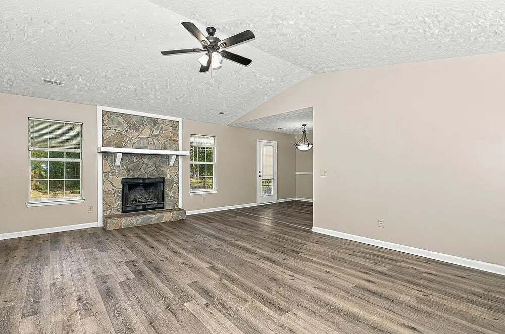 3 bed, 2.0 bath, 1454 sqft, $1,860 — Photo 4