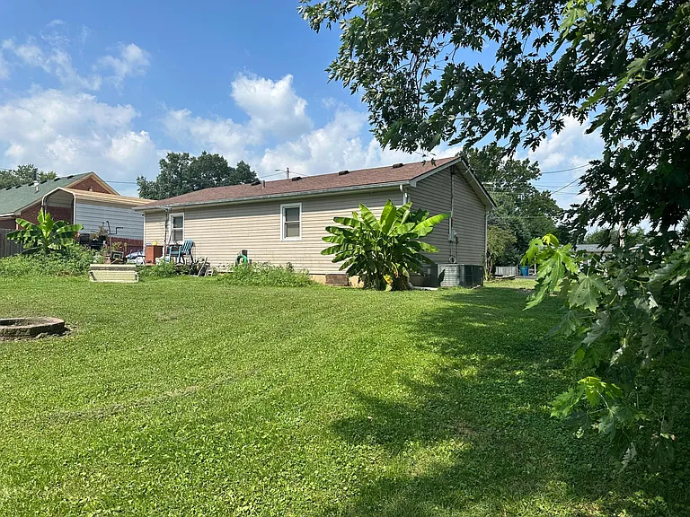 823 Bass Ln — Photo 3