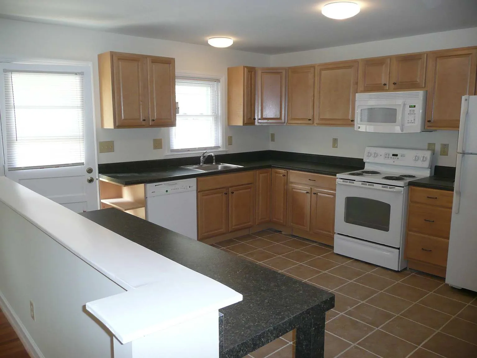 6 bed, 1850 sqft, $6,090 — Photo 2