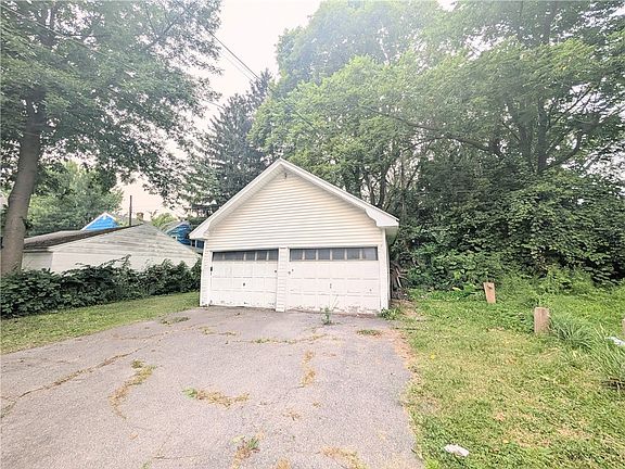 3rd image of 563-565 Woodbine Ave