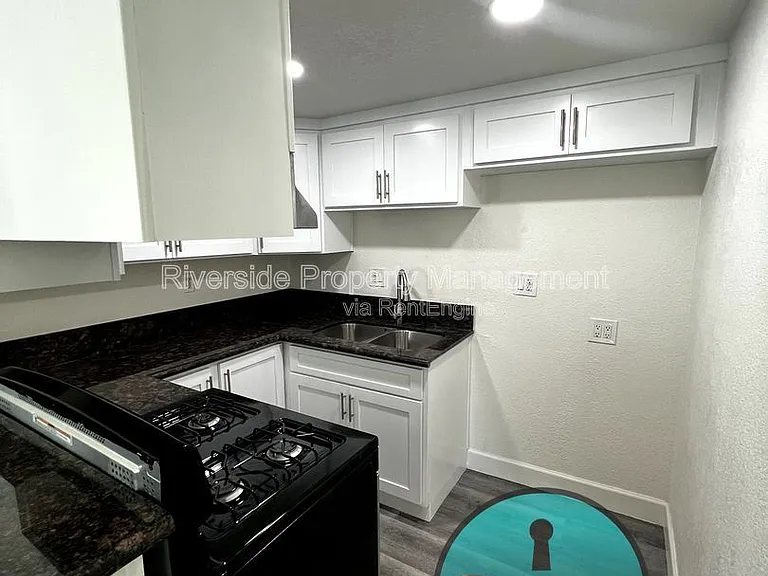 1221 Villa St #A — Photo 5