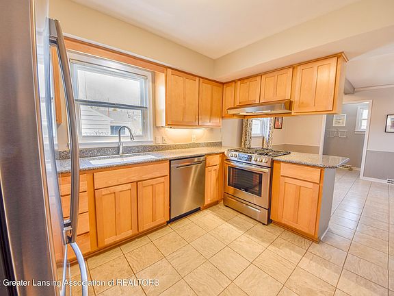 3rd image of 821 Linden St