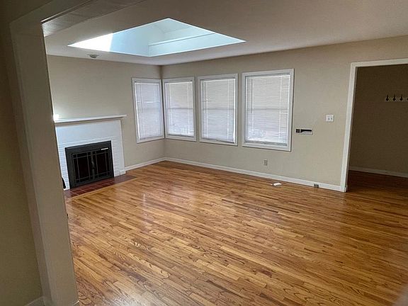 5th image of 831 Colorado Ave