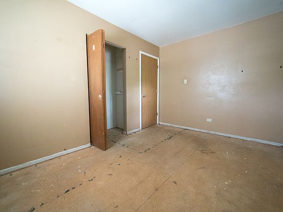 3rd image of 627 Westwind Dr