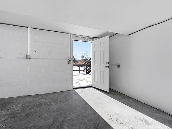 5th image of 4084 Dennis Ln