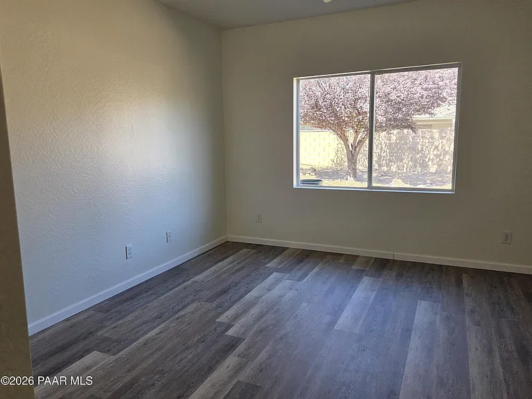 556 N Robles St — Photo 13