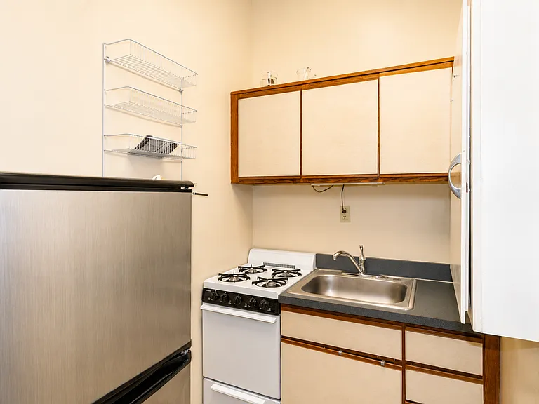 1432 Saint James Ct — Photo 2