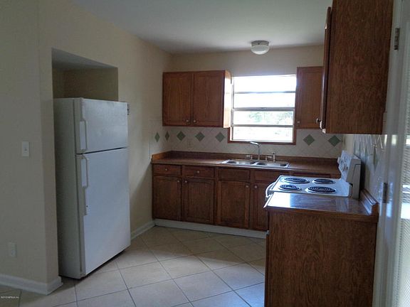 4th image of 1658 Chateau Dr