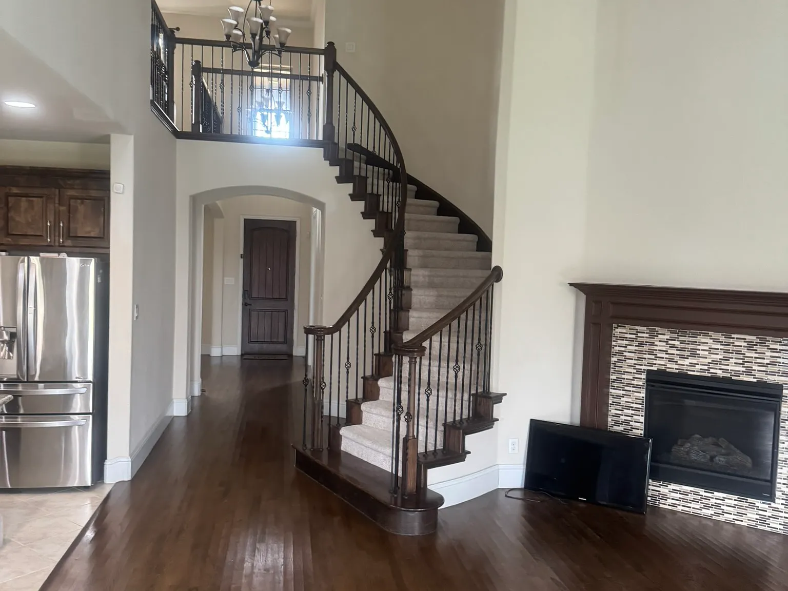 5 bed, 3.5 bath, 3800 sqft, $3,650 — Photo 2