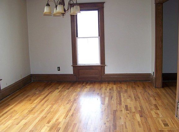 5th image of 32 W Oak St