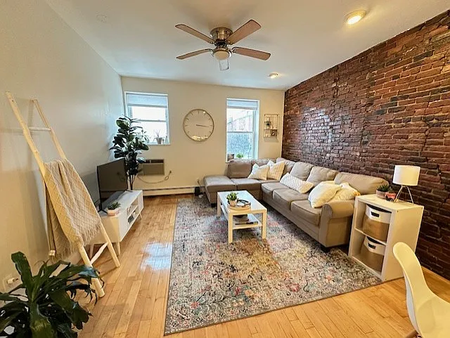 3 bed, 1.5 bath, 1200 sqft, $5,150 — Photo 3