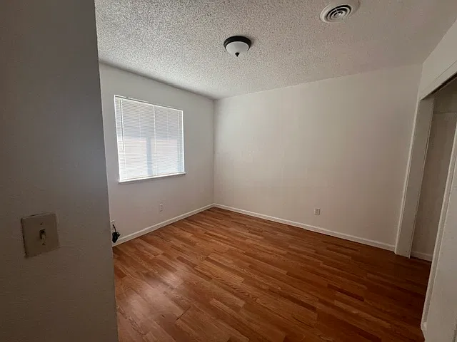 1127/1129 Nadene Drive - 1127 — Photo 3