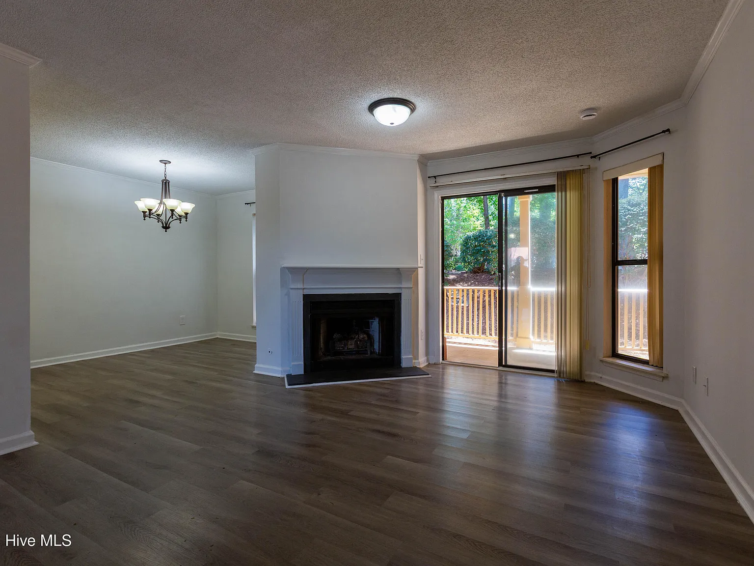1 bed, 1.0 bath, 998 sqft, $1,050 — Photo 4