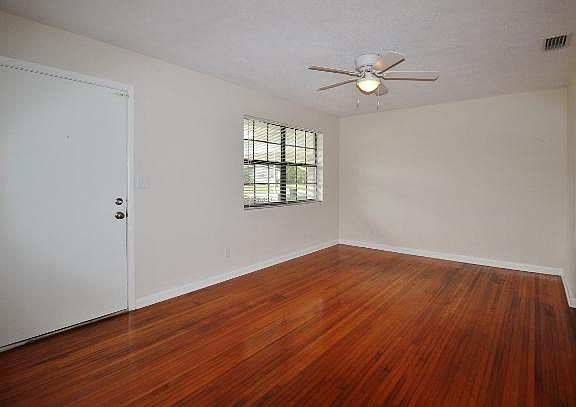 4th image of 2709 Columbine Dr N