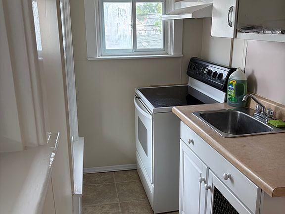 4th image of 227 Bridge St APT B
