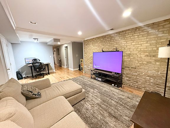 3rd image of 3037 W Belle Plaine Ave #G